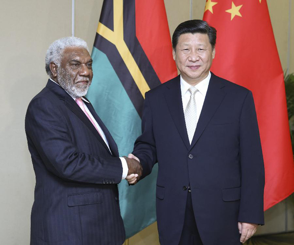 Chinese President Xi Jinping (R) meets with Prime Minister of Vanuatu Joe Natuman in Nadi, Fiji, Nov 22, 2014. (Xinhua/Yao Dawei)