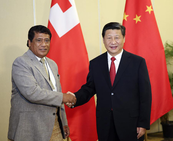 Chinese President Xi Jinping (R) meets with Tonga Prime Minister Siale'ataonga Tu'ivakano in Nadi, Fiji, Nov 22, 2014. (Xinhua/Ding Lin)
