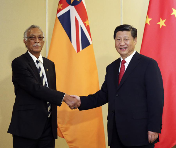 Chinese President Xi Jinping (R) meets with Niue Premier Toke Talagi in Nadi, Fiji, Nov 22, 2014. (Xinhua/Yao Dawei)