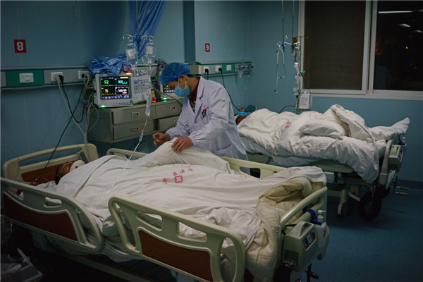 Two severely wounded people receive treatment at the People's Hospital of Ganzi Tibetan autonomous prefecture in Southwest China's Sichuan province, Nov 23, 2014. [Photo/Xinhua]