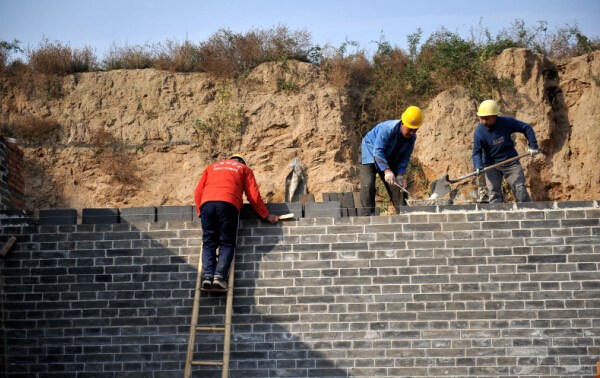Photo taken on Nov 15 shows the workers at the repair construction site of the Puzhou Ruins, or Puzhou Ancient City, in the south of the Shanxi province in North China. [Photo by Wang Feihang/Xinhua]