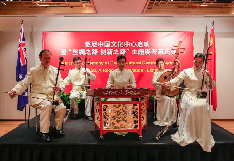 Chinese actors from Shantou perform folk music at the launch ceremony.[Photo/world.people.com.cn]