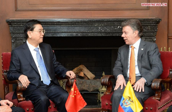 Zhang Dejiang (L), chairman of the Standing Committee of China's National People's Congress, meets with Colombian President Juan Manuel Santos in Bogota, capital of Colombia, Nov 24, 2014. (Xinhua/Liu Jiansheng)