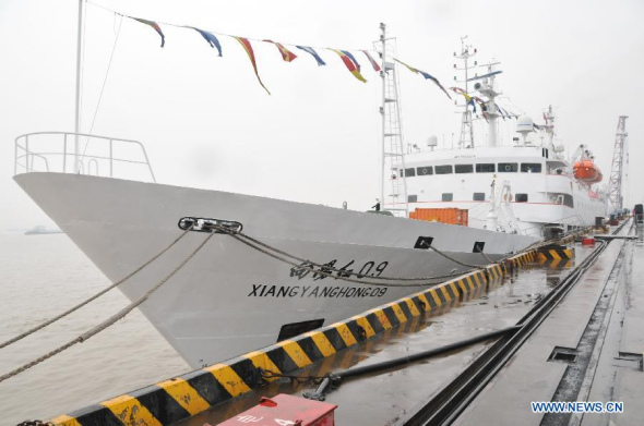 Photo taken on Nov 25, 2014 shows Xiangyanghong 09, the carrier of China's manned submersible Jiaolong, in Jiangyin city, east China's Jiangsu province. Jiaolong started a scientific research voyage to the southwest Indian Ocean on Tuesday. (Xinhua/Zhang Xudong)