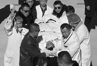 Wu Maoqing, lying in a stretcher because of injuries to his neck and left thigh, is transferred from Kangding to Chengdu, Sichuan province, for better treatment on Tuesday. Huang Zhiling / China Daily