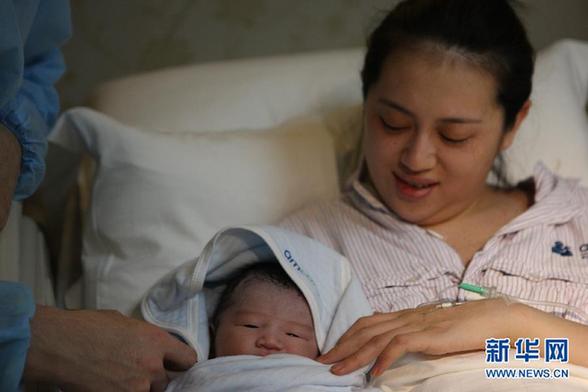 A young mother and the first baby born at the Amcare Women's & Children's Hospital in Beijing in the Year of the Horse on Jan 31, 2014 [Photo/Xinhua]  