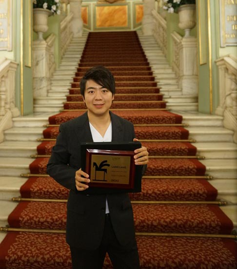 Lang Lang receives the Premios Ondas award on Tuesday in Barcelona, Spain. [Pui Ho / for China Daily] 