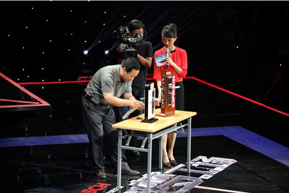 A participant displays his invention at China Central Television's popular science-and-education show, Inventors' Dream Workshop, in 2013. Photo provided to China Daily  
