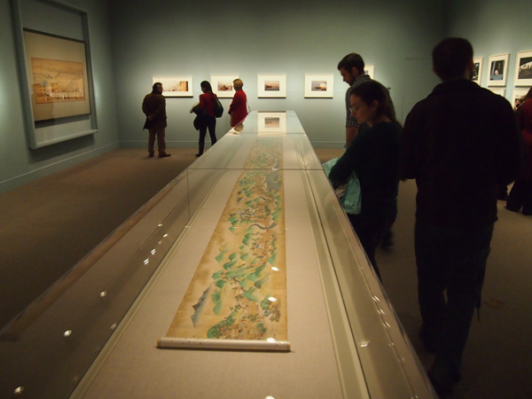 Visitors watched an ancient Chinese painting on the exhibition The Traveler's Eye: Scene of Asia, which opened last Saturday through May 2015, at the Arthur M. Sackler Gallery in Washington DC on Wednesday. Yang Sheng / For China Daily