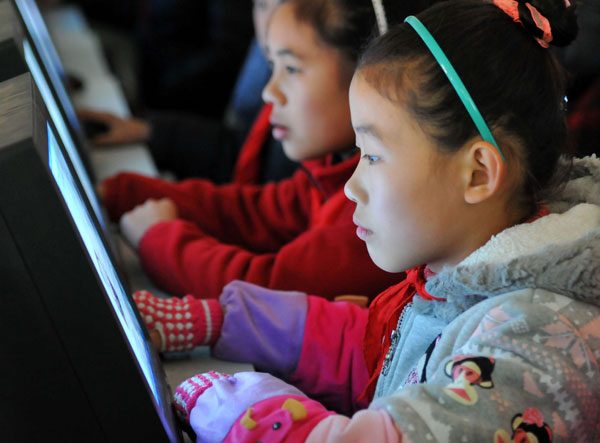 Students at a primary school in Hefei, Anhui province, surf the Internet in January. Ge Chuanhong / for China Daily  