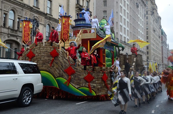 Float Beauty of Beijing, decorated with tourism landmarks, marches through streets in New York during Macy's Thanksgiving Parade on Nov 27. It is the first time ever that the parade has a float with a Chinese theme in its 88-year history. Lu Huiquan/For China Daily  