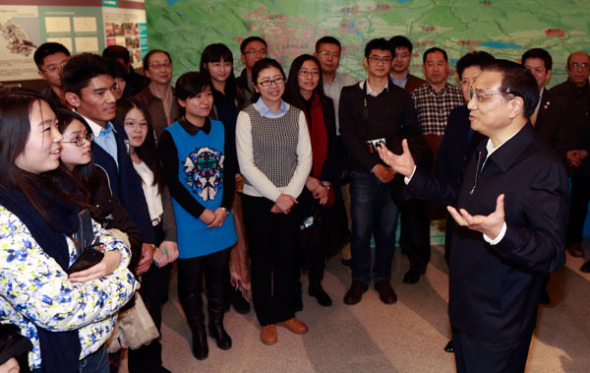 Premier Li Keqiang talks to students and teachers from Tsinghua University during a visit to a human settlement science exhibition at the National Museum of China on Thursday.