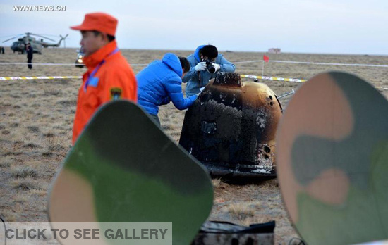 Researchers retrieve the return capsule of China's unmanned lunar orbiter in the central region of north China's Inner Mongolia Autonomous Region, Nov. 1, 2014. Return capsule of China's test lunar orbiter landed successfully early Saturday morning in north China's Inner Mongolia Autonomous Region, according to the Beijing Aerospace Control Center. (Xinhua/Ren Junchuan)