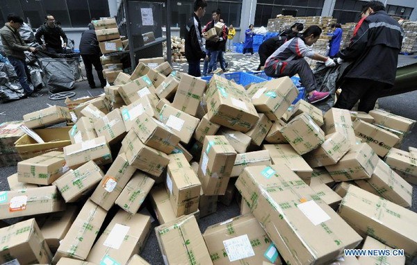 Workers at a sorting center of an express company in Hefei, capital of East China's Anhui province, on Nov 11 2014, of the "Singles Day" holiday that has become China's busiest online shopping day. [Photo/Xinhua]