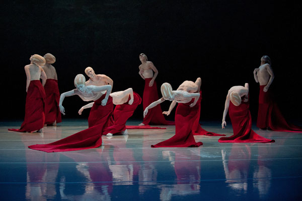 A program at the 6th Theatre Olympics, Folding by Shen Wei Dance Arts, a piece inspired by Tao Te Ching, astonishes by its ultramodern treatment of age-old themes. [Photo Provided to China Daily]