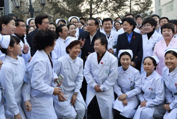 Premier Li Keqiang interacts with health workers at You An hospital in Beijing, a key institute in the treatment of HIV/AIDS in China, ahead of World AIDS Day, which falls on Dec 1. [Feng Yongbin/China Daily]