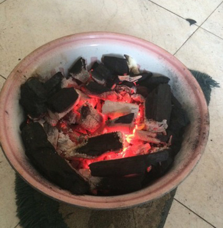 This photo shows a charcoal fire pan that a teenager uses to commit suicide and broadcaste live on his microblog on November 30. (Photo: xinhuanet)