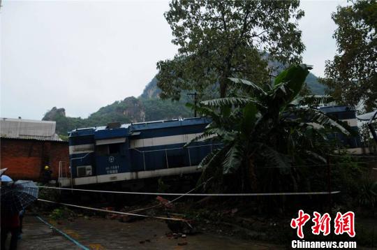 Derailed train crashes into residences in S China