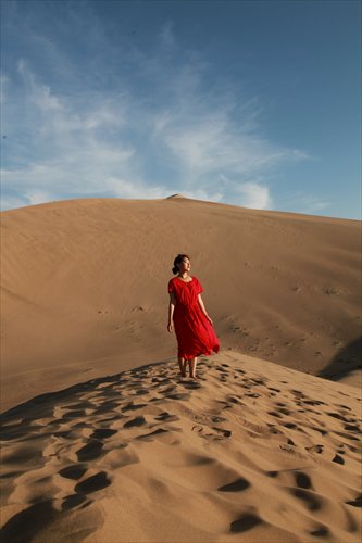 Tian Siyang basks in the beauty of the desert near Dunhuang, Gansu Province. Photo: Courtesy of Tian Siyang