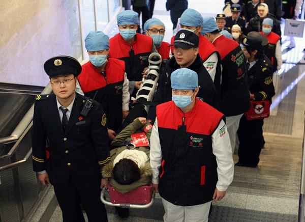 A drill was performed on the Beijing subway's Line 7, on Thursday, based on a scenario where a subway train has derailed resulting in dozens of passengers being injured. WANG ZHUANGFEI / CHINA DAILY  