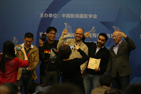 Winners of the contest pose in front of cameras.[photo by Hu Meidong]  