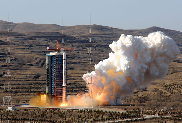 A Long March4B rocket blasts off from the Taiyuan Satellite Launch Center in Shanxi province on Sunday, sending a satellite into space for Brazil. LIU HUAIYU / FOR CHINA DAILY  