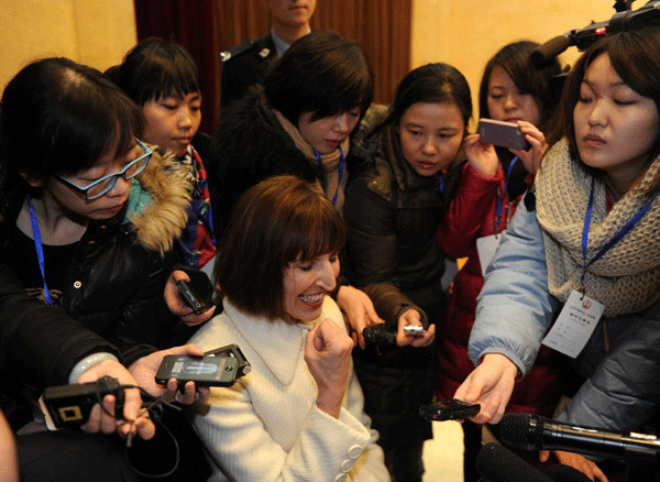 Kim Lee, former-wife of Crazy English founder Li Yang, is surrounded by media after a court granted her a divorce and awarded her custody of the couple's daughters. Gong Lei / Xinhua  