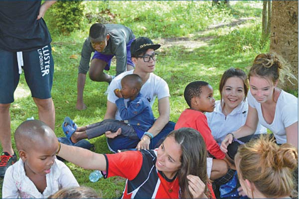 Deng Meijia (second from right), a 17-year-old student from the British School of Beijing, on a recent trip to Tanzania.[Provided to China Daily]  