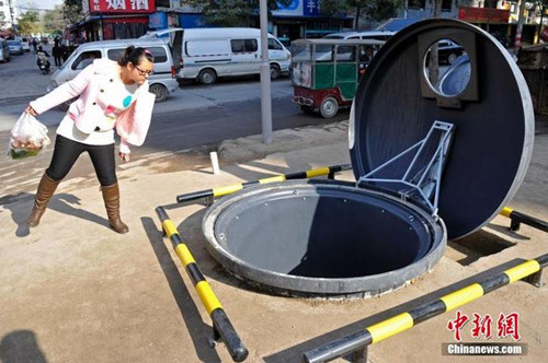 It looks like a big bowl buried underground with a lid on top. Measuring 1.9 meters wide, 2.8 meters deep and carrying a capacity of 1.5 tons, the newly designed trash bin has attracted plenty of curious looks from locals.