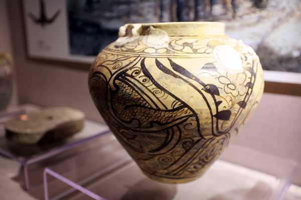 A porcelain vase of the Yuan Dynasty (1271-1368) from Penglai Museum in Shandong province is on display at the show.[Photo by Dai Hang/China Daily]  