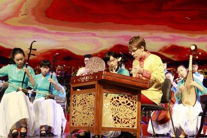 Colin Pinney plays the dulcimer at a traditional Chinese folk music concert.  Tan Yueda