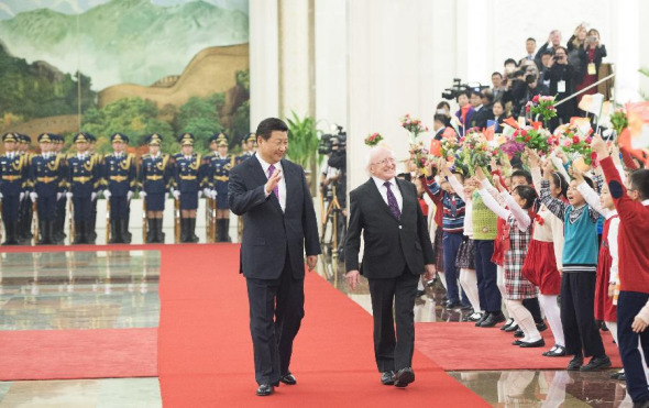 Chinese President Xi Jinping (L) holds a welcoming ceremony for visiting Irish President Michael D. Higgins before their talks in Beijing, capital of China, Dec 9, 2014. (Xinhua/Huang Jingwen) 