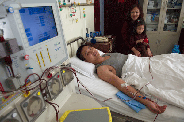 Ye Huifeng, accompanied by his wife and daughter in Beijing on Monday, donates his bone marrow, hoping to save the life of a 10-year-old boy in South Korea who has leukemia. Wei Xiaohao / China Daily  