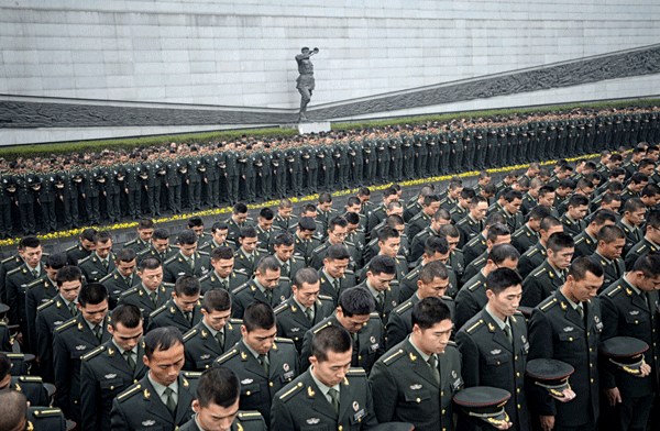 A symbolic total of 1,213 soldiers remember the deaths of Nanjing Massacre victims at the memorial hall on Wednesday. On Dec 13, 1937, the Japanese army occupied Nanjing and killed more than 300,000 Chinese civilians and unarmed soldiers, according to Chinese historical documents. CUI XIAO / FOR CHINA DAILY  