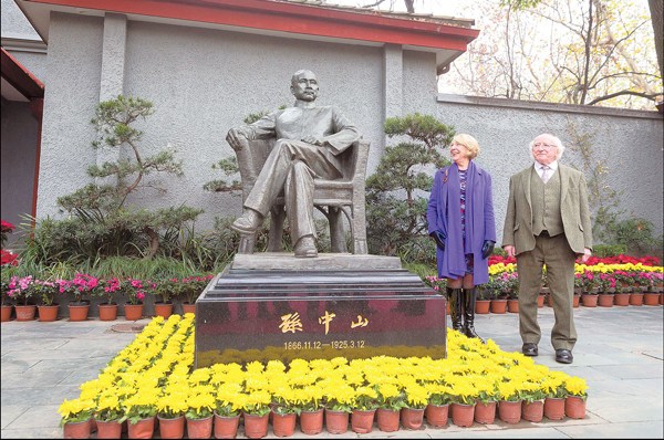 President of Ireland Michael Higgins and his wife Sabina stand beside a statue of Dr Sun Yat-sen yesterday during a visit to a museum dedicated to the Chinese statesman.  Ti Gong