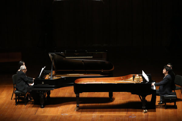 Gray Graffman (left) and Lang Lang (right) perform Johannes Brahms' Sonata for Two Pianos in F minor at a concert in Beijing's National Center for the Performing Arts on Nov 29.[Photo provided to China Daily]  