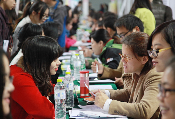 A graduate of Nanjing Forestry University introduces herself to a recruiter at a job fair organized by the university in November. Liu Jianhua / for China Daily  