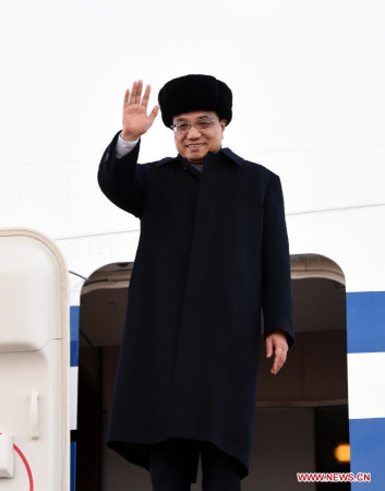 Chinese Premier Li Keqiang waves upon his arrival at Astana International Airport in Astana, Kazakhstan, Dec 14, 2014.  (Xinhua/Rao Aimin)