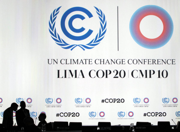 Delegates talk during a break at a plenary session of the UN Climate Change Conference COP 20 in Lima December 12, 2014.[Photo/ China Daily + Agencies]