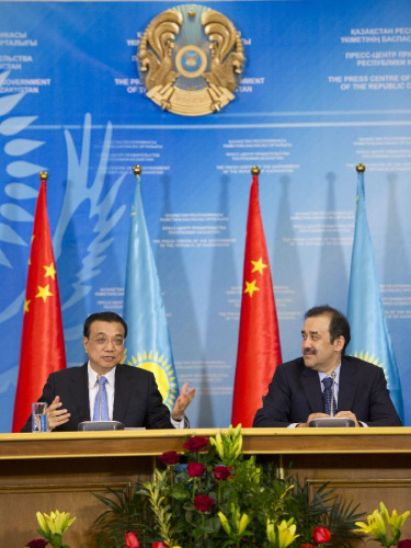 Chinese Premier Li Keqiang (L) and his Kazakh counterpart Karim Masimov attend a press conference after the second regular meeting between the China-Kazakhstan heads of government in Astana, Kazakhstan, Dec. 14, 2014. (Xinhua/Huang Jingwen)