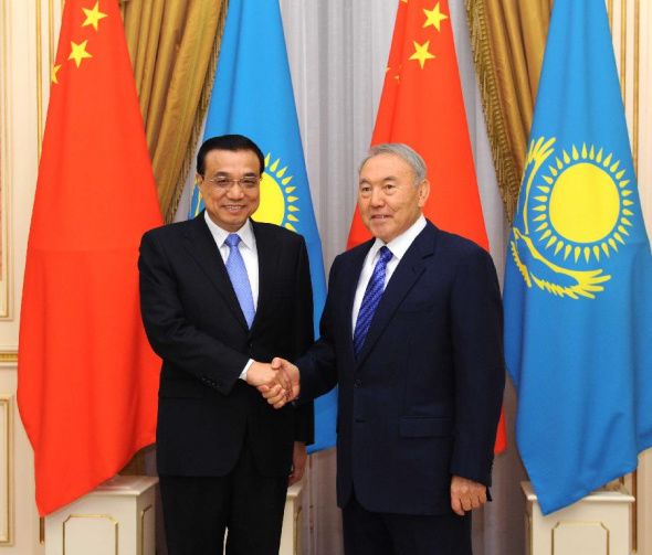 Chinese Premier Li Keqiang (L) meets with Kazakh President Nursultan Nazarbayev in Astana, Kazakhstan, Dec. 14, 2014. (Xinhua/Rao Aimin)