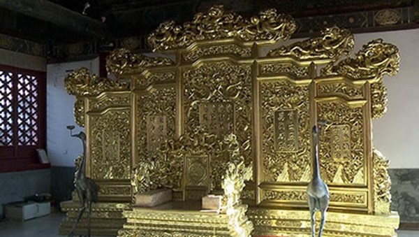 A chair carved with dragon at the private club in Songzhu Temple. [Photo/Xinhua]  