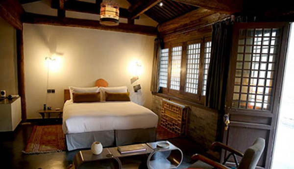 A room at the private club in Songzhu Temple where guests can stay overnight. [Photo/Xinhua]  