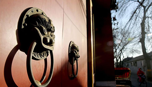 The gate of the private club in Songzhu Temple. [Photo/Xinhua]  