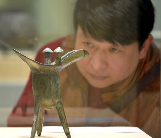 China's antique bronzeware under the hammer of Xiling Yinshe Auction Company in Hangzhou is among the first of its kind in China. [Photo/China Daily]  