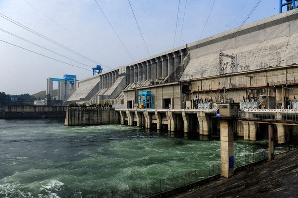Photo taken on Nov 17, 2014 shows the heightened Danjiangkou Reservoir Dam in Central China's Hubei province, the starting point of the middle route of the south-north water diversion project which started supplying water to Beijing on Dec 12, 2014. [Photo/Xinhua]