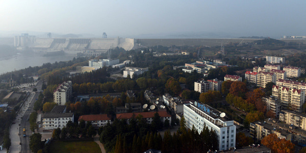 Photo taken on Nov 18, 2014 shows the Danjiangkou Reservoir Dam and Danjiangkou city. [Photo/Xinhua]