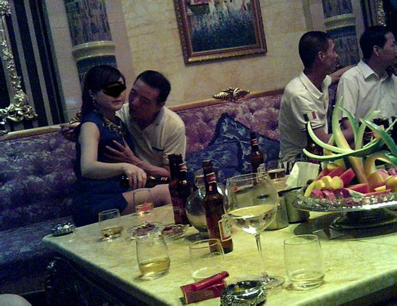 Lin Zonghui is seen in a photo showing him in a compromising position. [Photo from web]