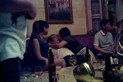 Lin Zonghui is seen in a photo showing him in a compromising position. [Photo from web]