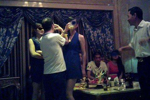 Lin Zonghui is seen in a photo showing him in a compromising position. [Photo from web]